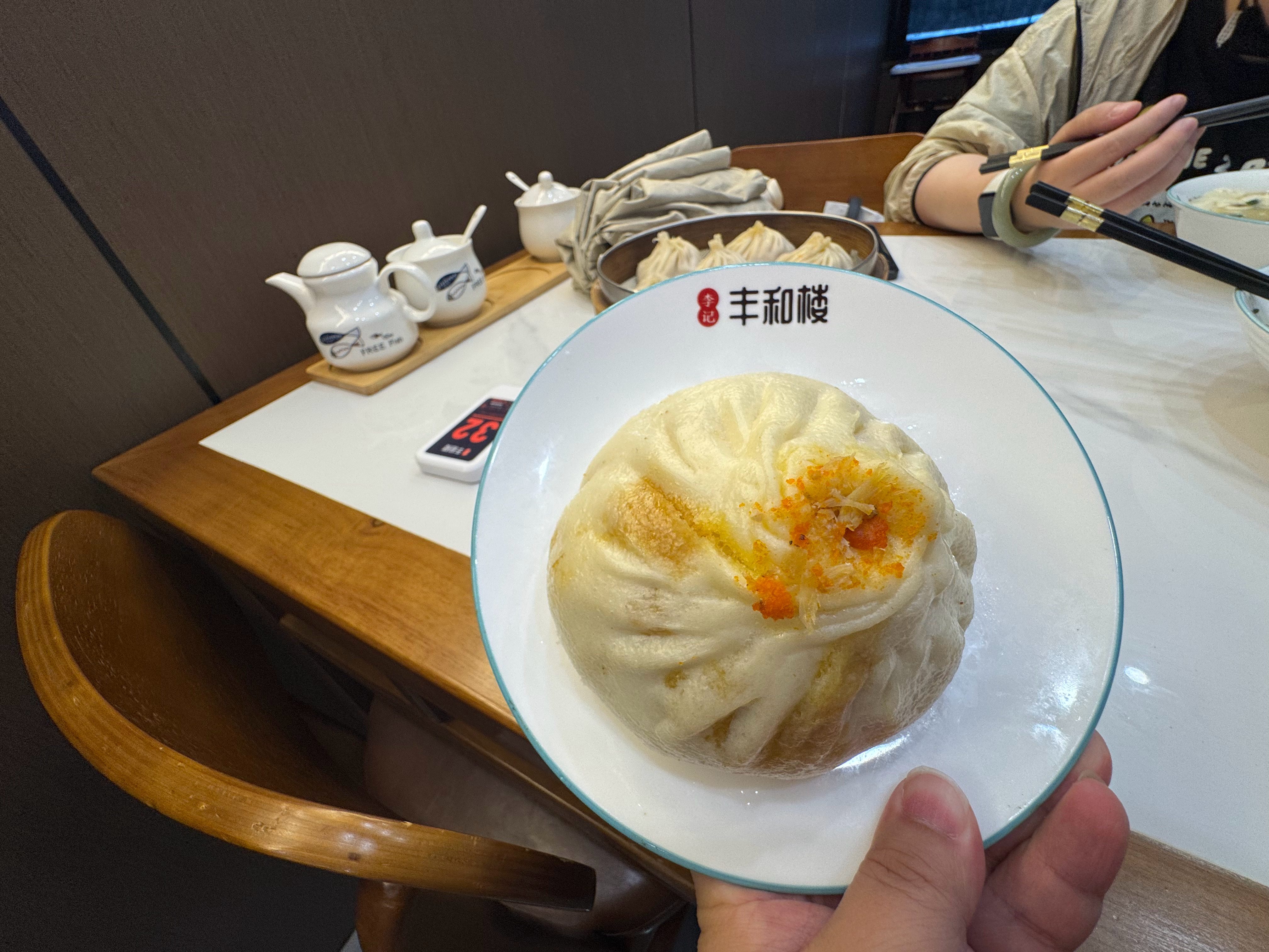 早起去南通吃个本地吃早茶。昨天推荐了这家丰和楼， 今天就来打卡体验下。 蟹黄包和