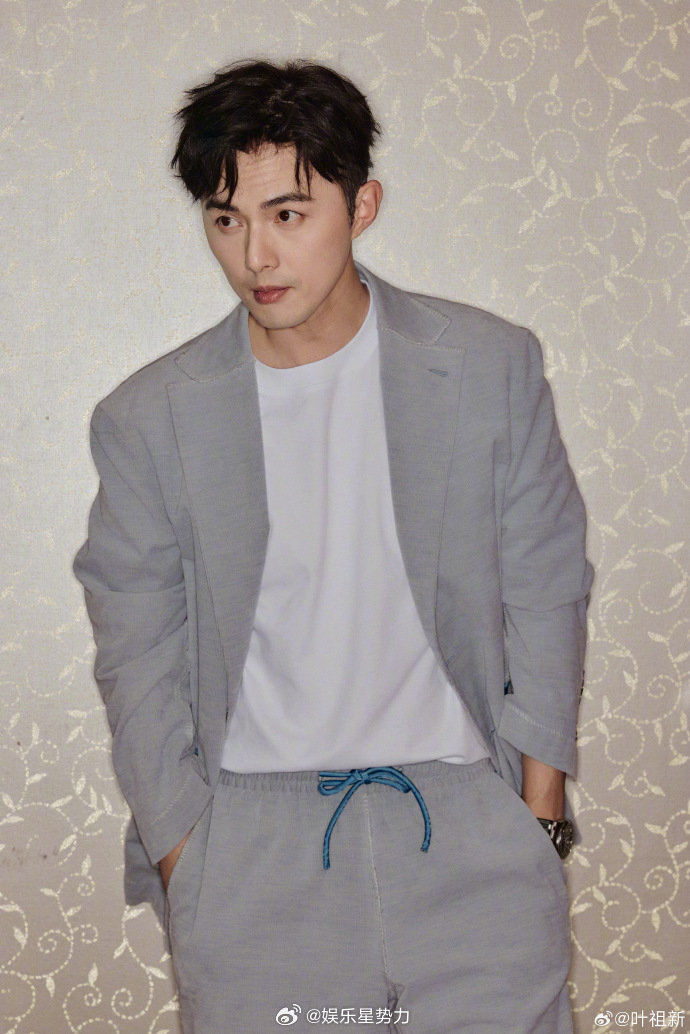 叶祖新回应被网友误会官宣恋情 叶祖新近日接受新京报专访，回应此前与外甥女合照被误