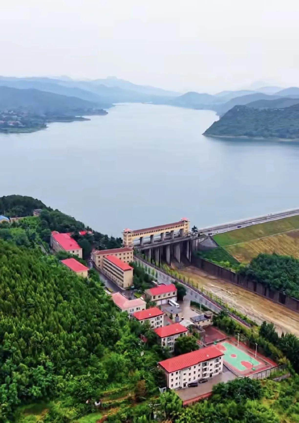 淄博人文地理（16）
这片红房子：颜色纯正，红瓦绿树，山湖相映，似在仙境。来看看