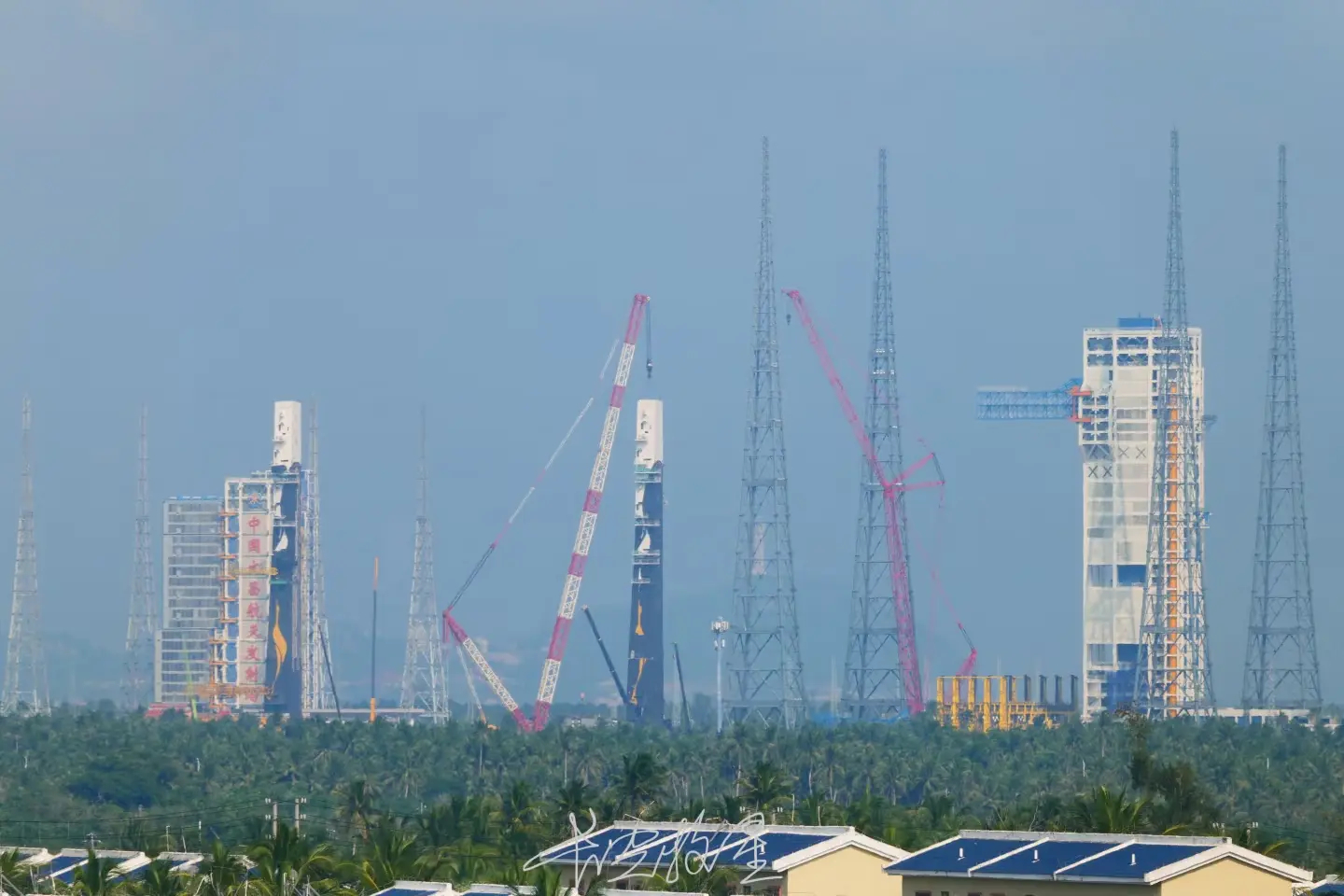 301工位第二个转运平台脐带塔堆叠完成图源：长空牧星 ​​​