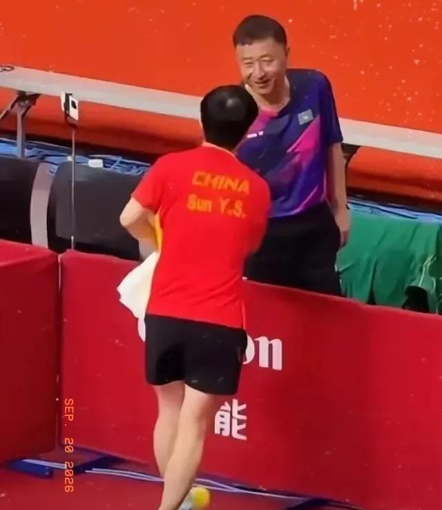 孙颖莎3比0战胜朱雨玲后跟陈振江指导握手，
陈指导说了什么？
让莎莎忍不住笑了！