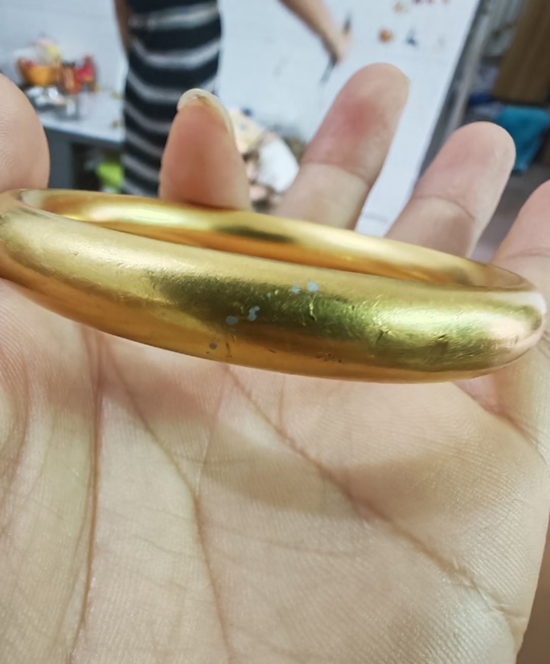 金子掉色怎么办？金镯子 我怀疑是泡衣服的时候接触到爆炸盐的水了   有没有知道怎