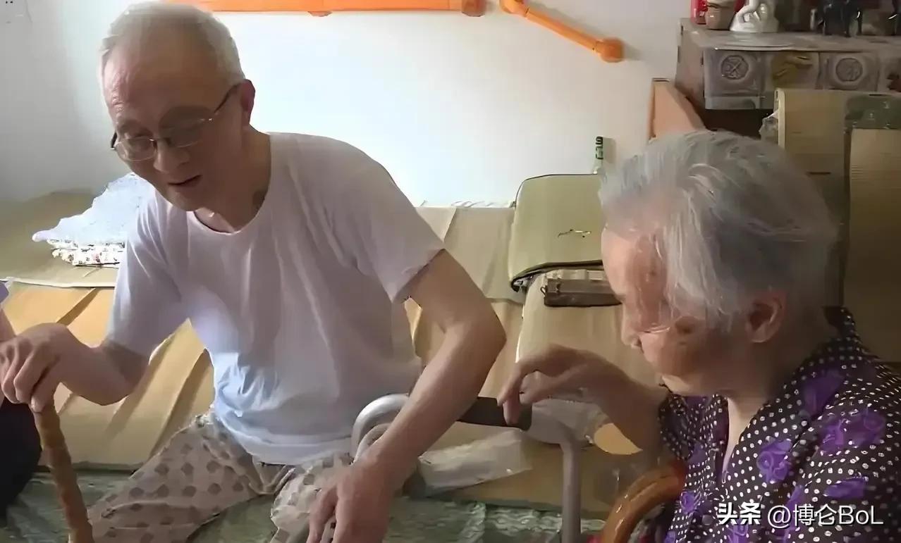 上海，一对老夫妻获赔4套房产，给独子3套，没给女儿，将42.2万积蓄，交由儿媳打