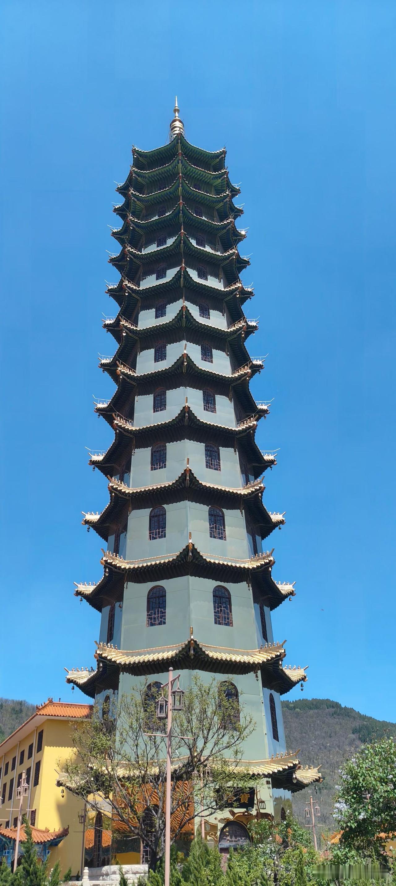 人性本私，心底难藏恶意。每个人心里都住着一个魔鬼

平日里那个事事占便宜、自私刻