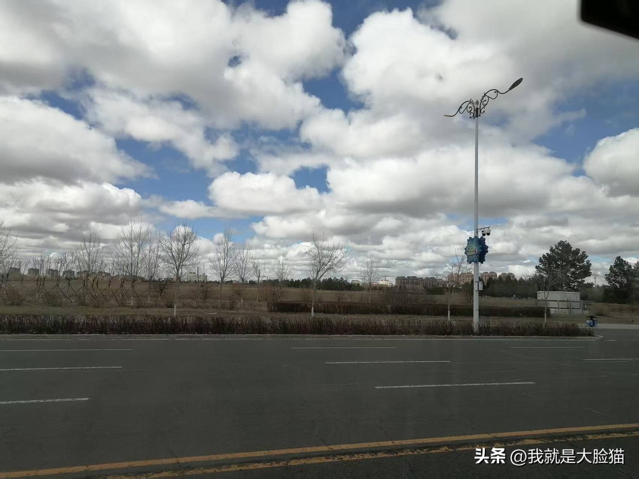 大雨过后，天空白云朵朵，突然云朵聚变，像魔术一样，朵朵白云竟然变幻成了五彩斑斓的