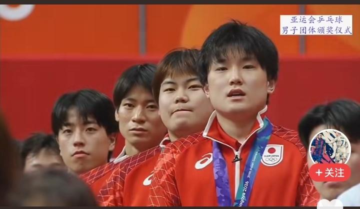 张本智和率队勇夺亚运会男团冠军，在升国旗奏国歌的时候，他昂首挺胸高唱日本国歌《君