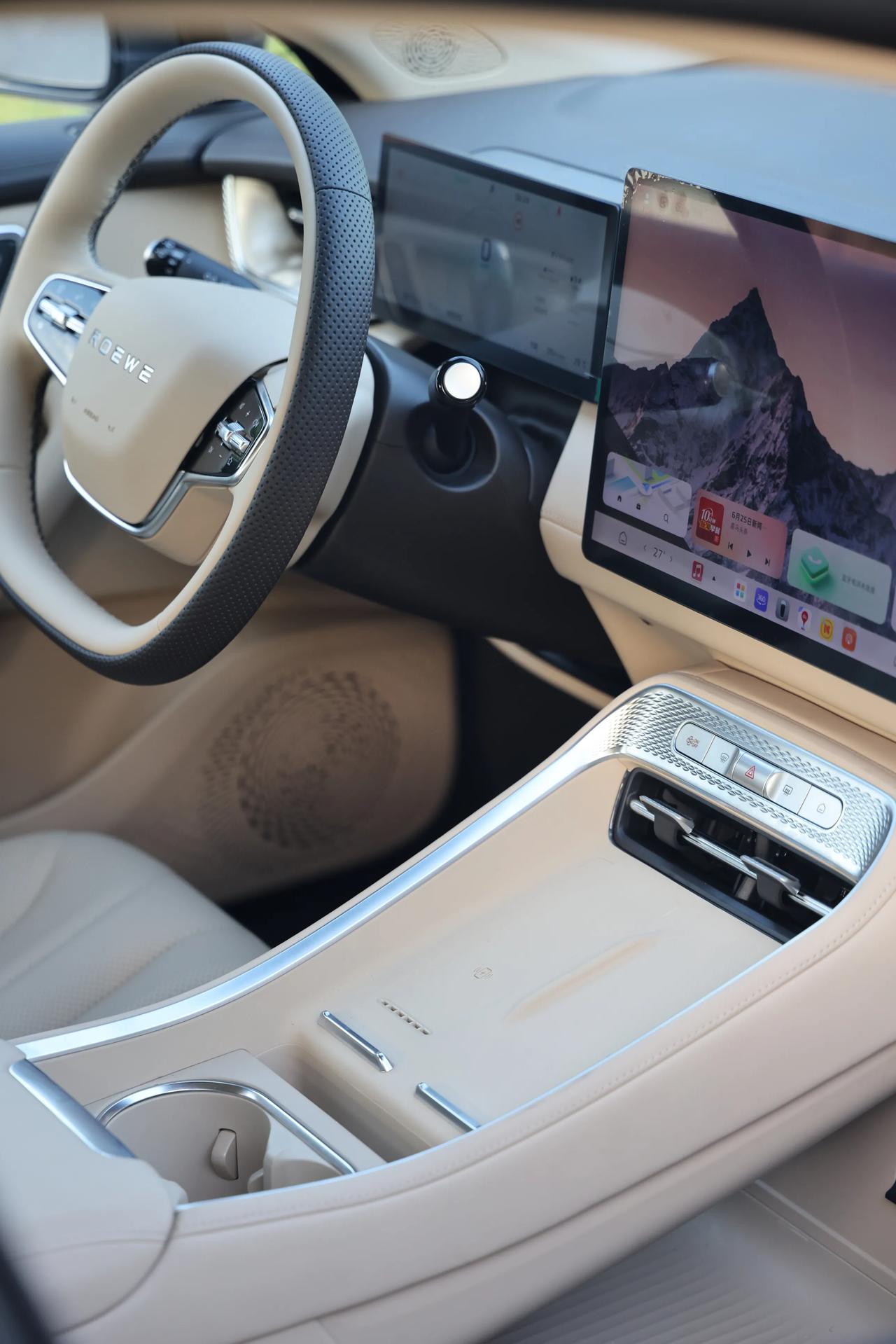 今天去银行办业务，又被柜员小姐姐安利了一堆“高息”理财。现在这利率，三年期1.7