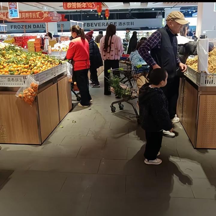 我们超市昨天开除了一个保洁阿姨。被开除的原因，是她在装饭盒的包里，偷偷藏了一小瓶