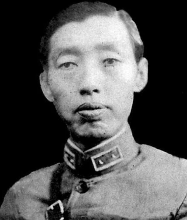 军阀石友三差点被地主打死，是地主儿子救了他，后来他称地主儿子为七哥。
早年石友山