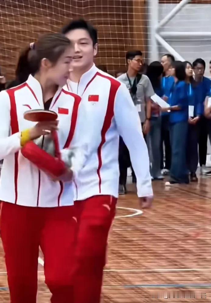 樊振东追上陈梦是说什么？？

看到小胖一脸笑意追上陈梦，好像是什么拍子的，视频听