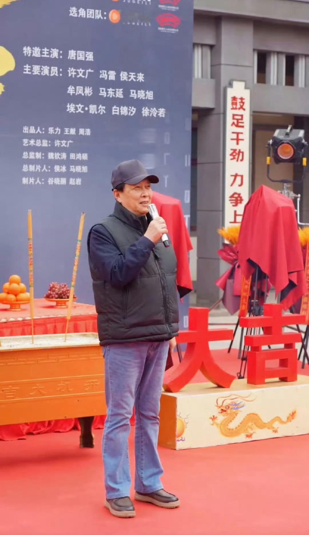 唐国强也去演短剧了今日短剧《无名者之光》的开机仪式上，看到唐国强老师了，将饰演男