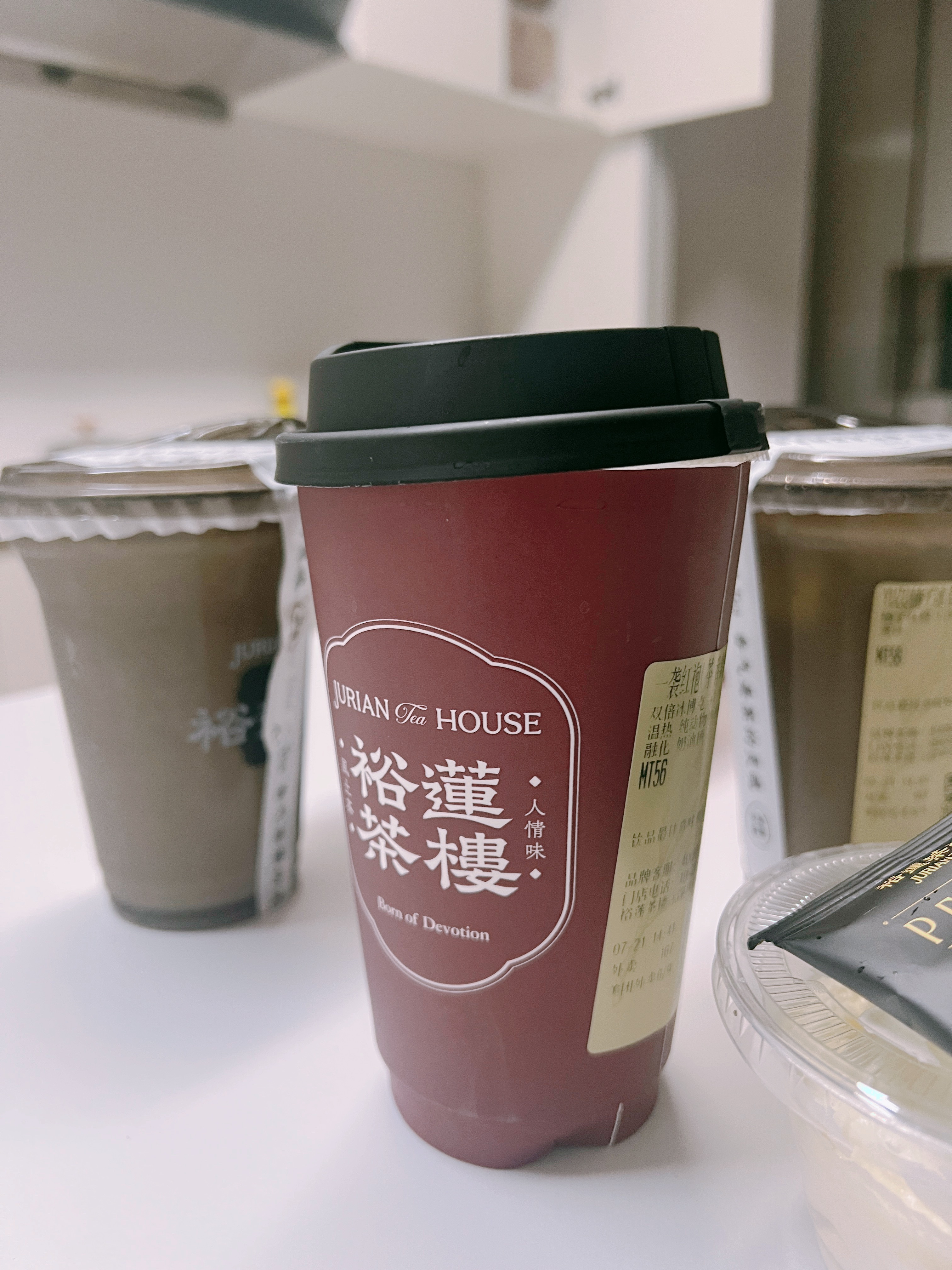每天上班必带的东西 一颗点下午茶的心一杯奶茶热量等于8碗米饭，这个月已经喝了两亩