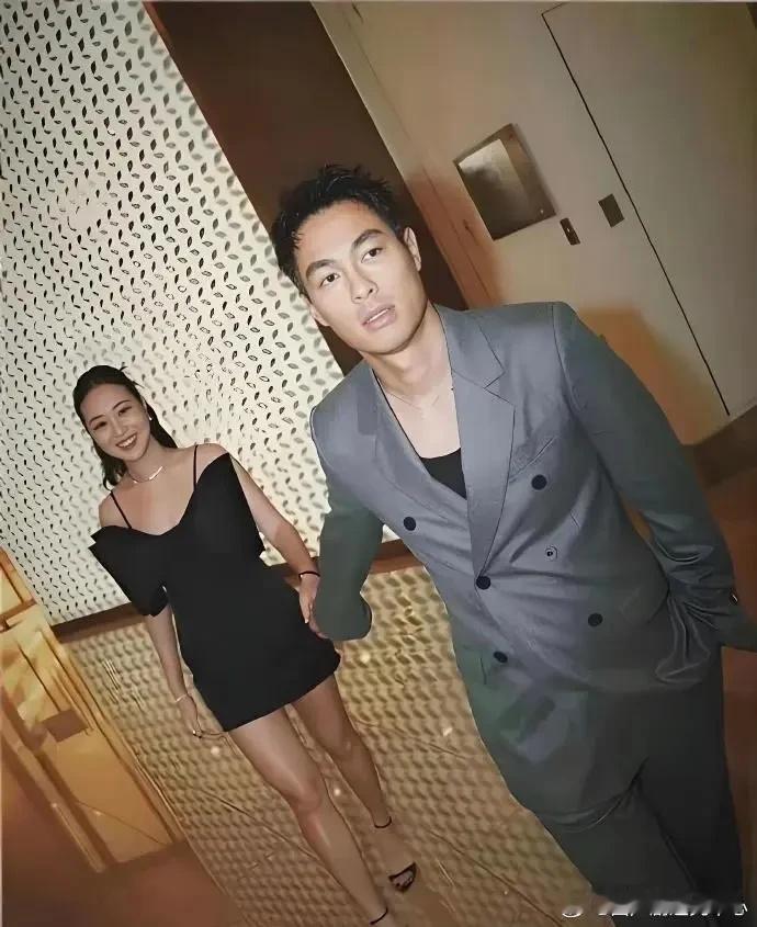 没想到他俩是一对 