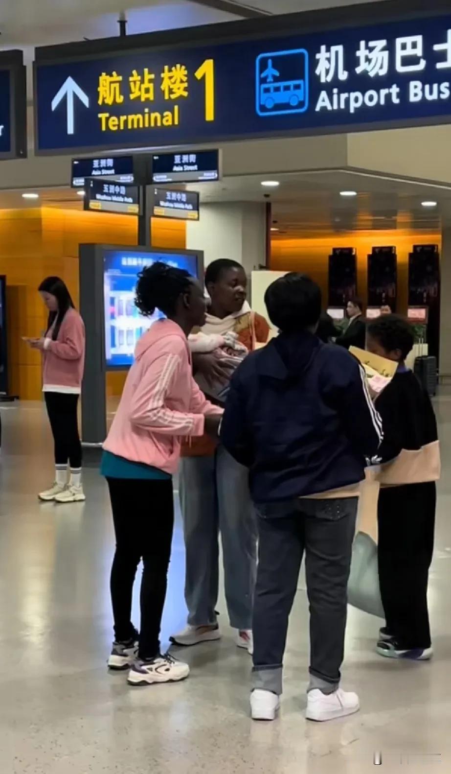 好像前天才刷到肉丝的视频，说她要回非洲看妈妈，因为乐乐太小不能打预防针暂时回不去