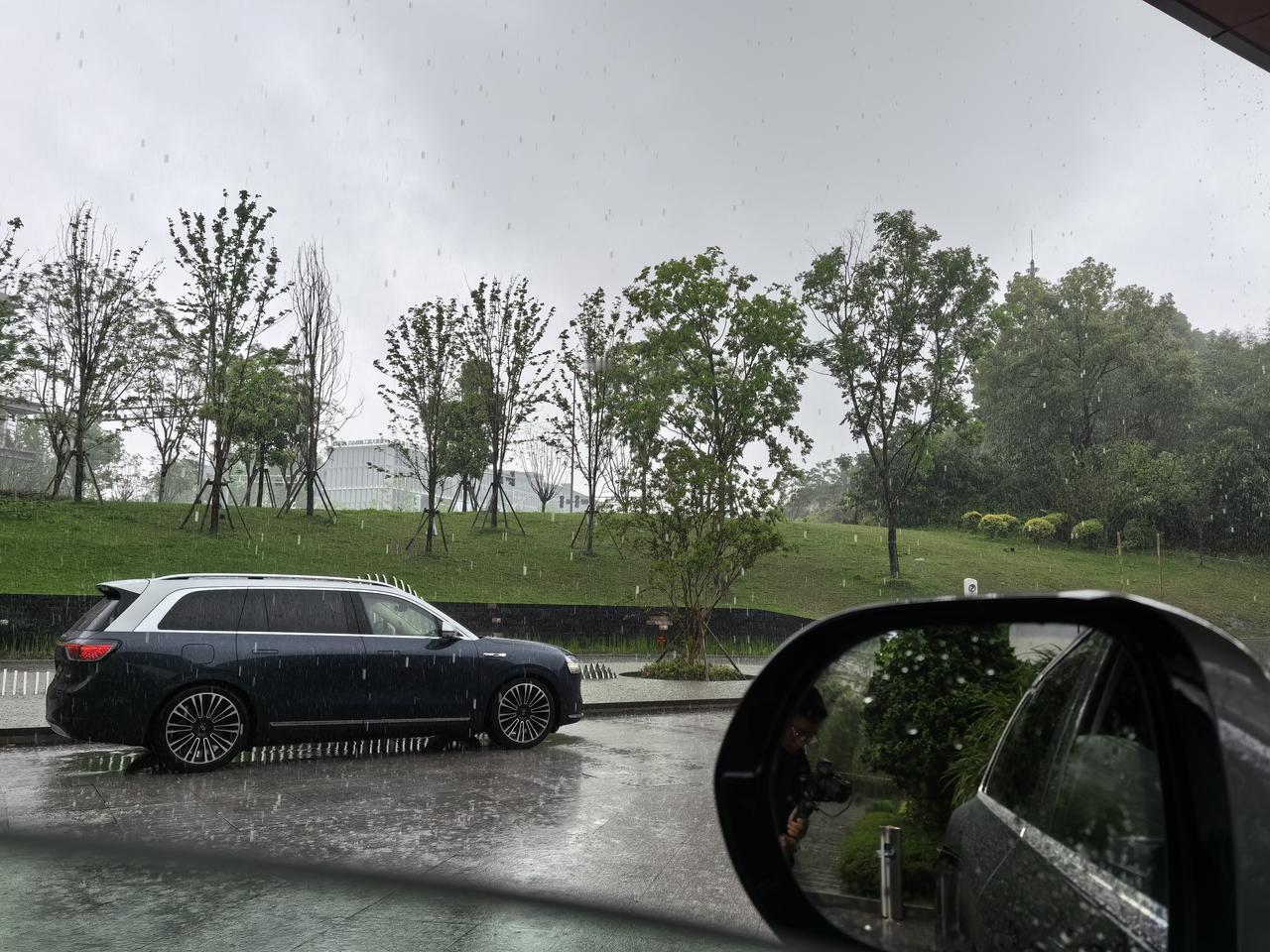 今天重庆这雨，也就跟那晚依萍回家借钱时一样大吧？在车里躺平看投影也不错，爱了问界