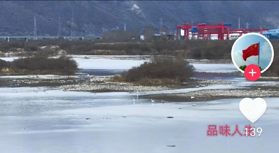 嘎呀河的冬日叙事
 
寒风吹硬了兴安岭的脊梁
嘎呀河收起浪的衣裳
冰层是大地铺就