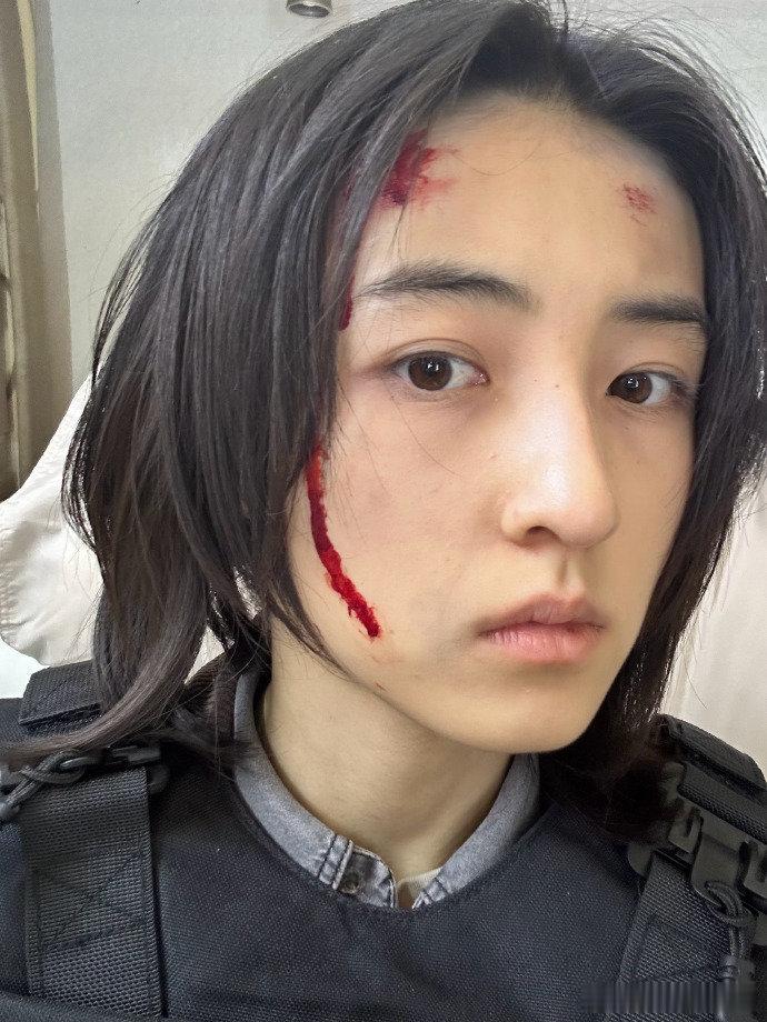 张子枫全方位出击张子枫伤效妆张子枫特效伤效妆live图，血迹的晕染、流淌的轨迹，