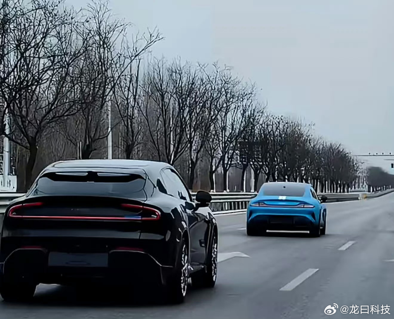 小米YU7GT无伪装车谍照曝光全黑车身配红色点缀，姿态很低趴。这车2月初已经通过