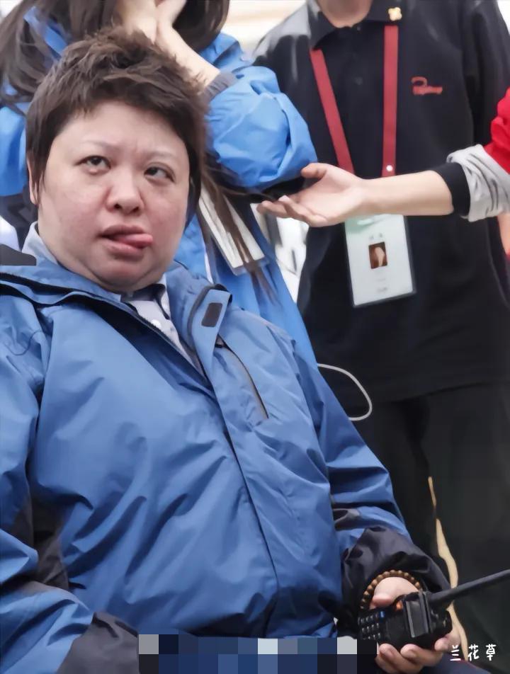 这是要干么？
韩红。
不知这是什么时候的照片？也不知在什么场景下，她在吐舌头卖萌