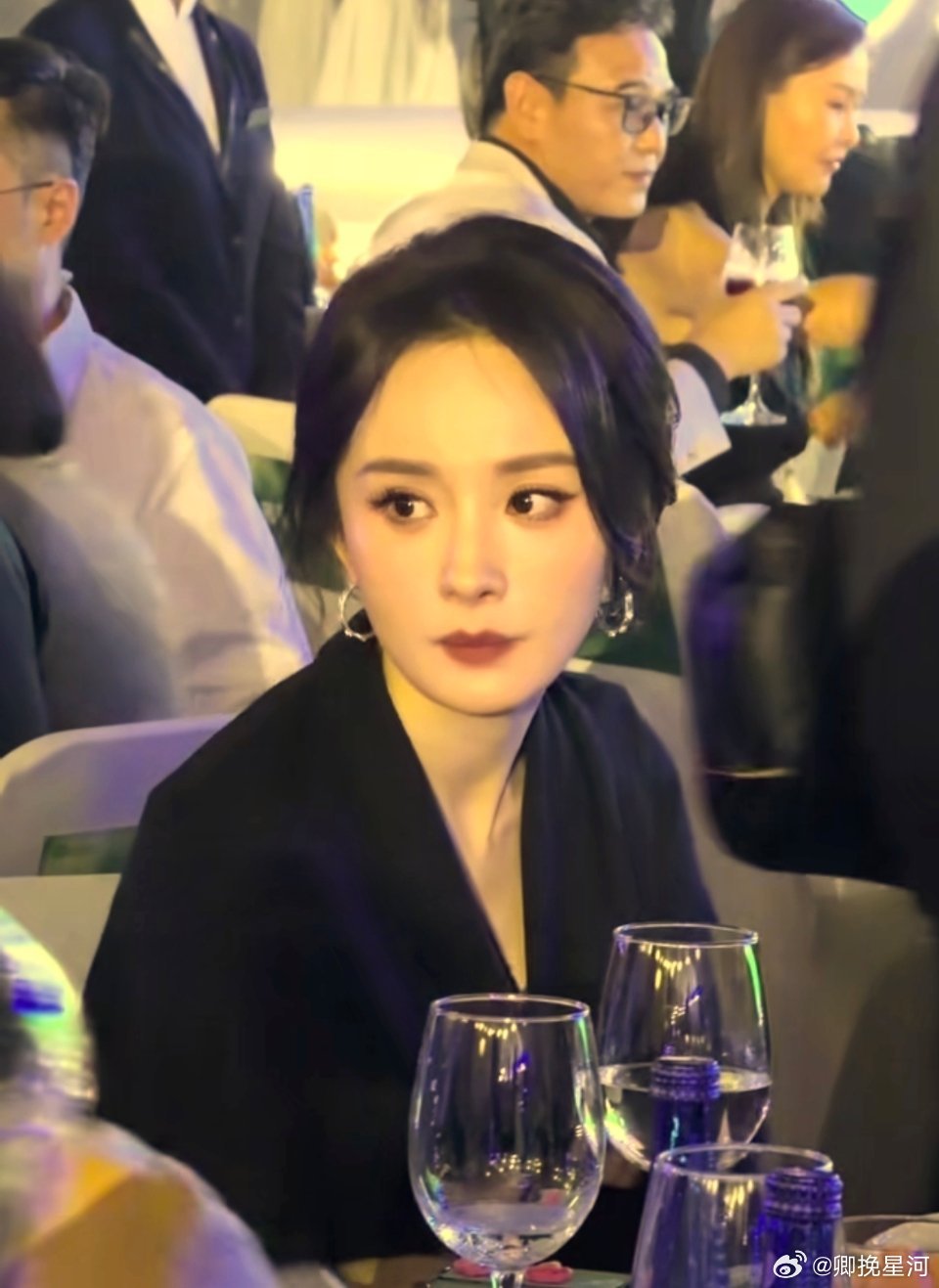 白玉兰今晚。杨紫杨幂肖战。内场不用看了。热搜我都帮他想好了。不知道今晚第一是谁。
