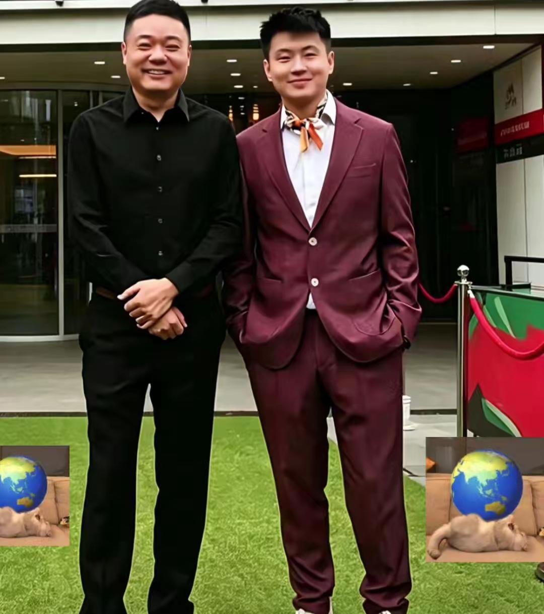 两个穿西装的男士站在一起。我感觉以后斯诺克属于中国球员了，以前对斯诺克我们是一点
