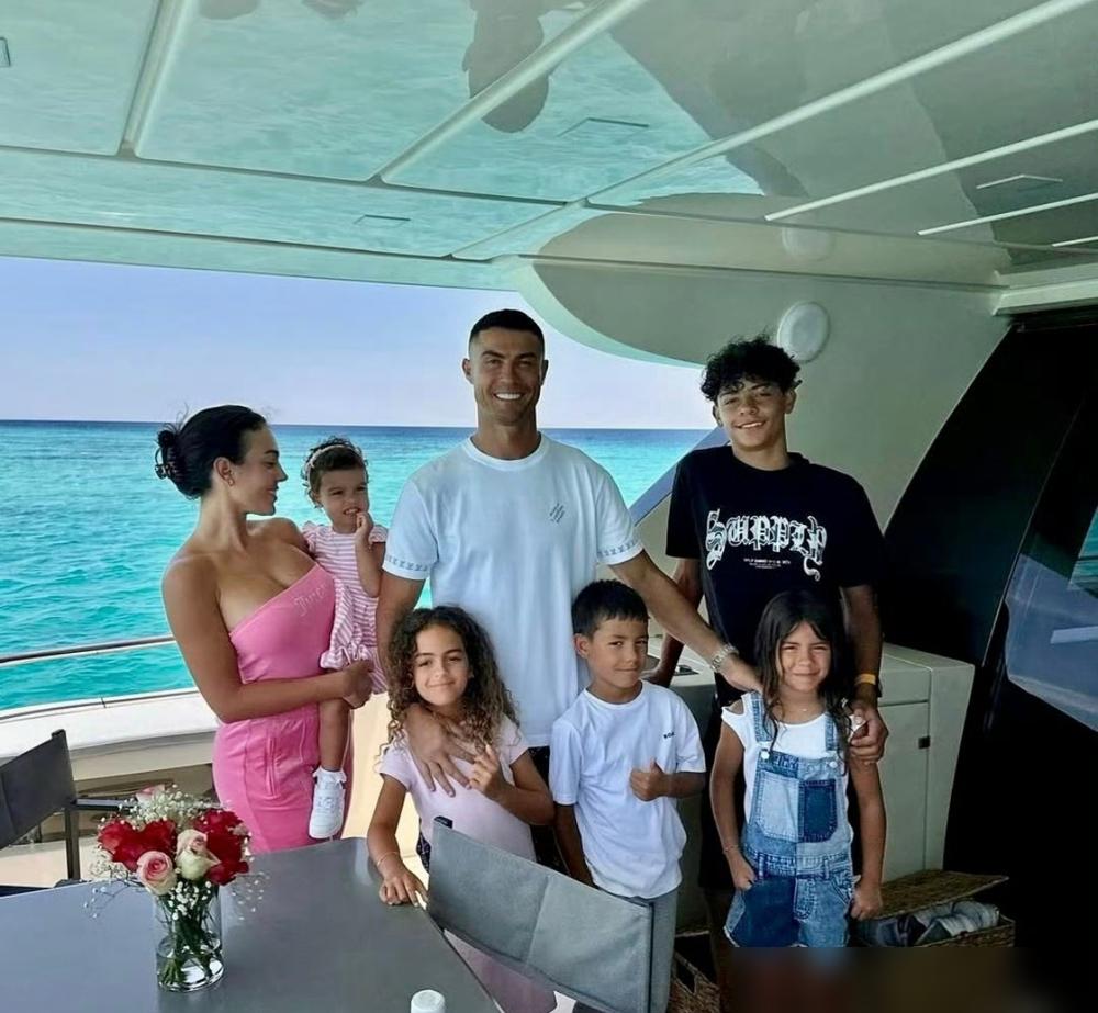 每月10万欧零花钱还不够，乔治娜手上那颗巨钻，直接把C罗的脸都丢尽了。
 
你敢