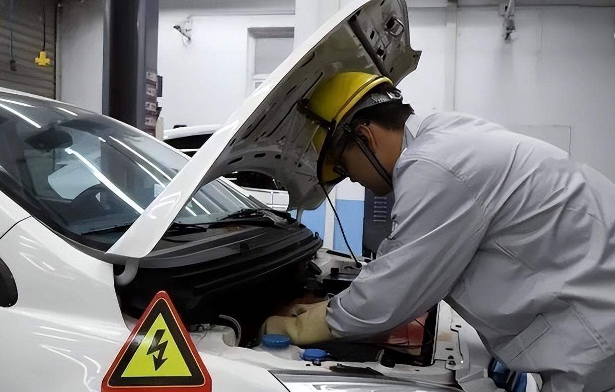 车企倒闭没人管，百万烂尾车主被逼成修车大神

三十多家车企被淘汰后，留下上百万没