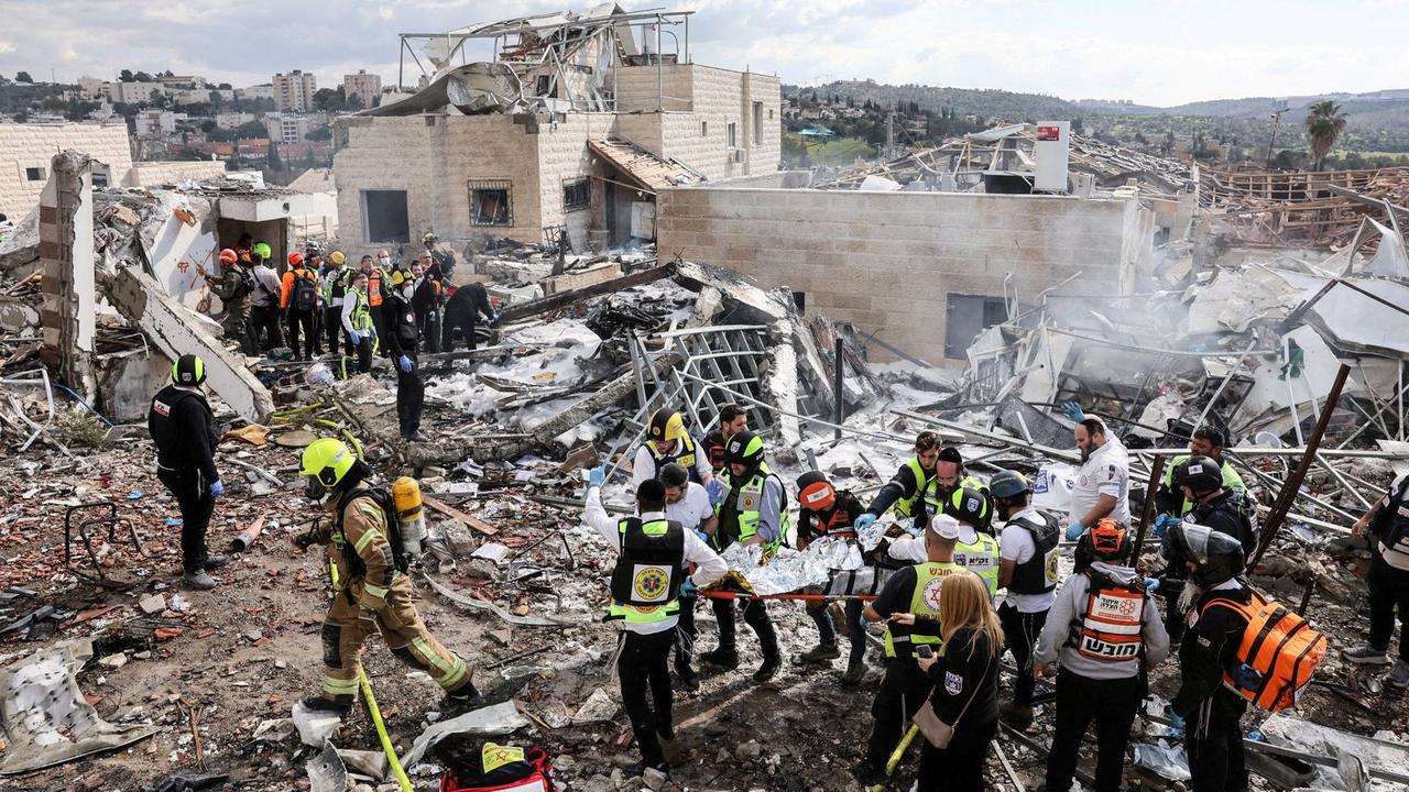 贝特谢梅什的恐怖事件：一枚伊朗导弹突破了以色列强大的防空系统
这一画面将困扰以色