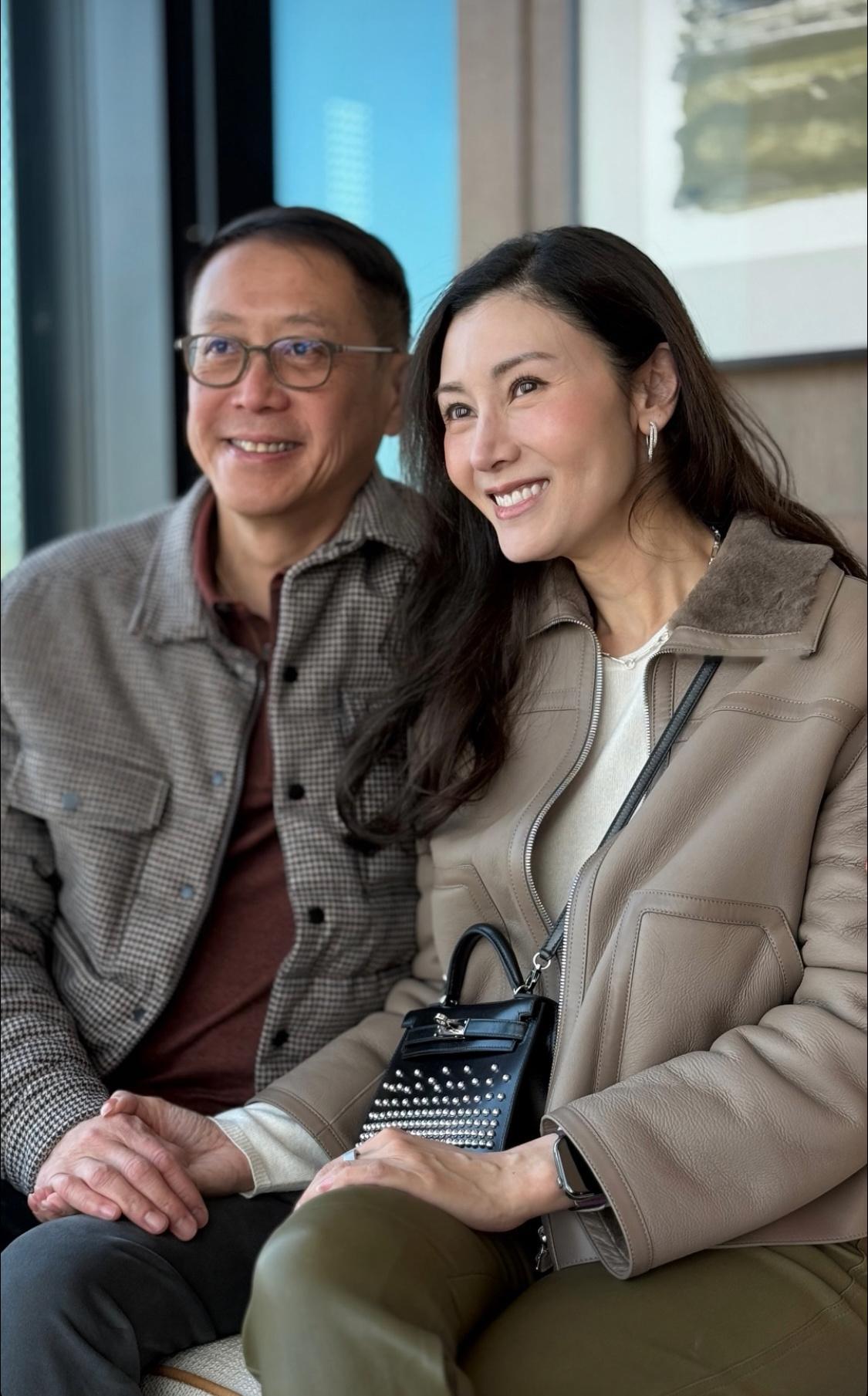 李嘉欣晒出和老公许晋亨的合影，有种慈祥的氛围，两个人都老了，特别是脖子。不过以他
