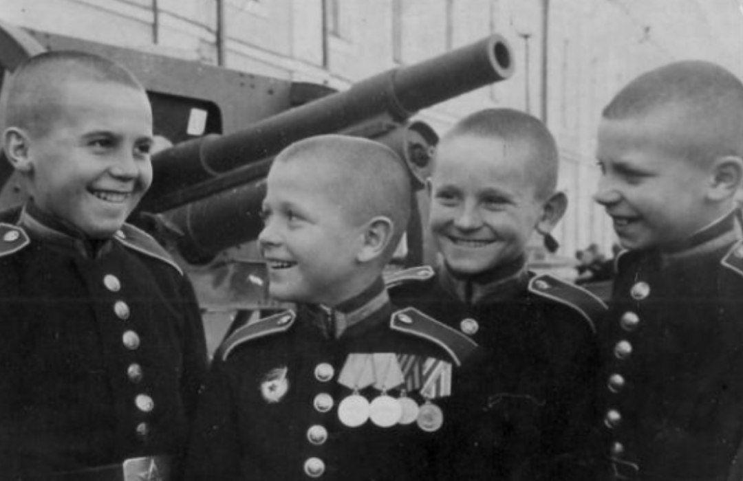 1943年8月，苏联为战争遗孤开办少年军校，收容了数千名孤儿。此时战线向西推进，