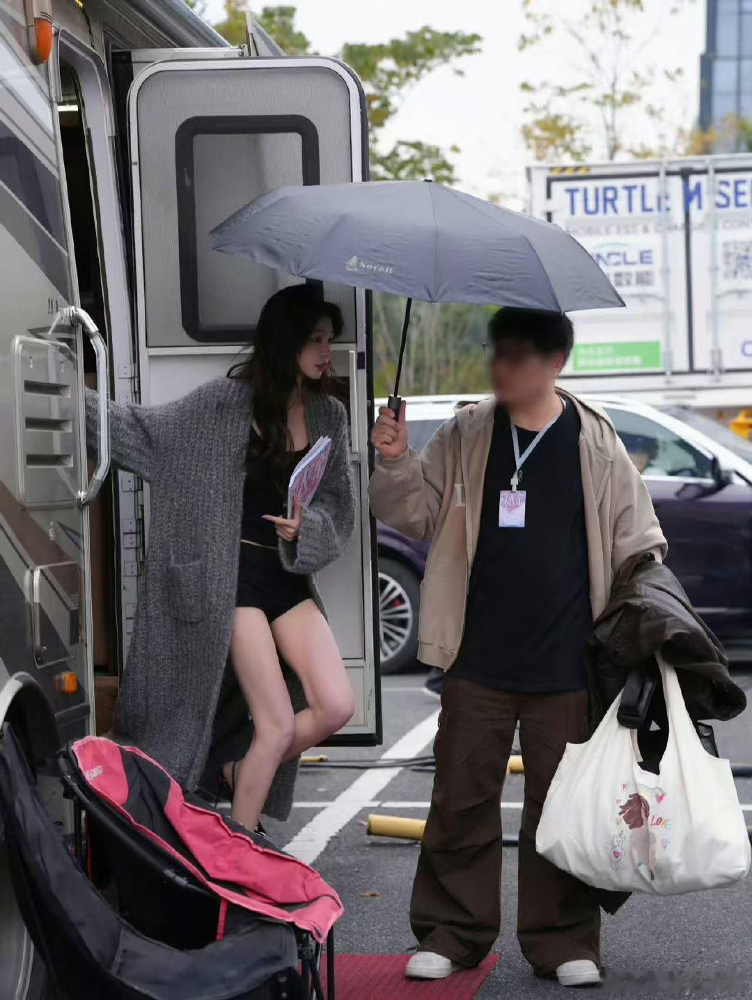 易梦玲大小腿一样细 易梦玲身形出众，双腿比例完美，大小腿粗细匀称，线条流畅又好看