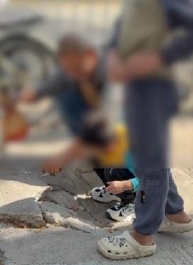 香港元朗怡丰花园对开路边，见到1名目测年约3岁的男童疑跟祖父一起吸烟。看见男童跟