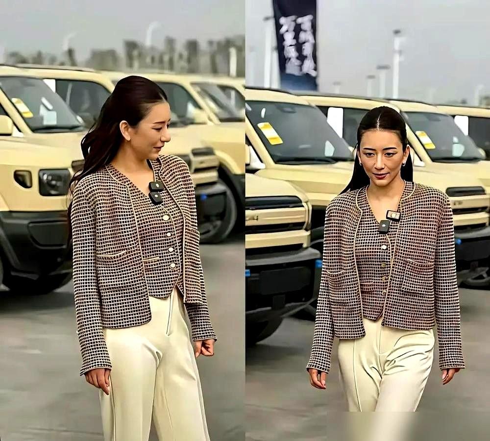 我看方媛最近的状态，总觉得她活得像一根紧绷又温润的弦。
大家笑她用三胎女儿“交卷