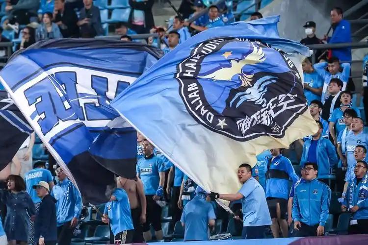 大连人俱乐部解散了，就因为两个亿的债，直接把一座足球城给压垮了。公告上就轻描淡写