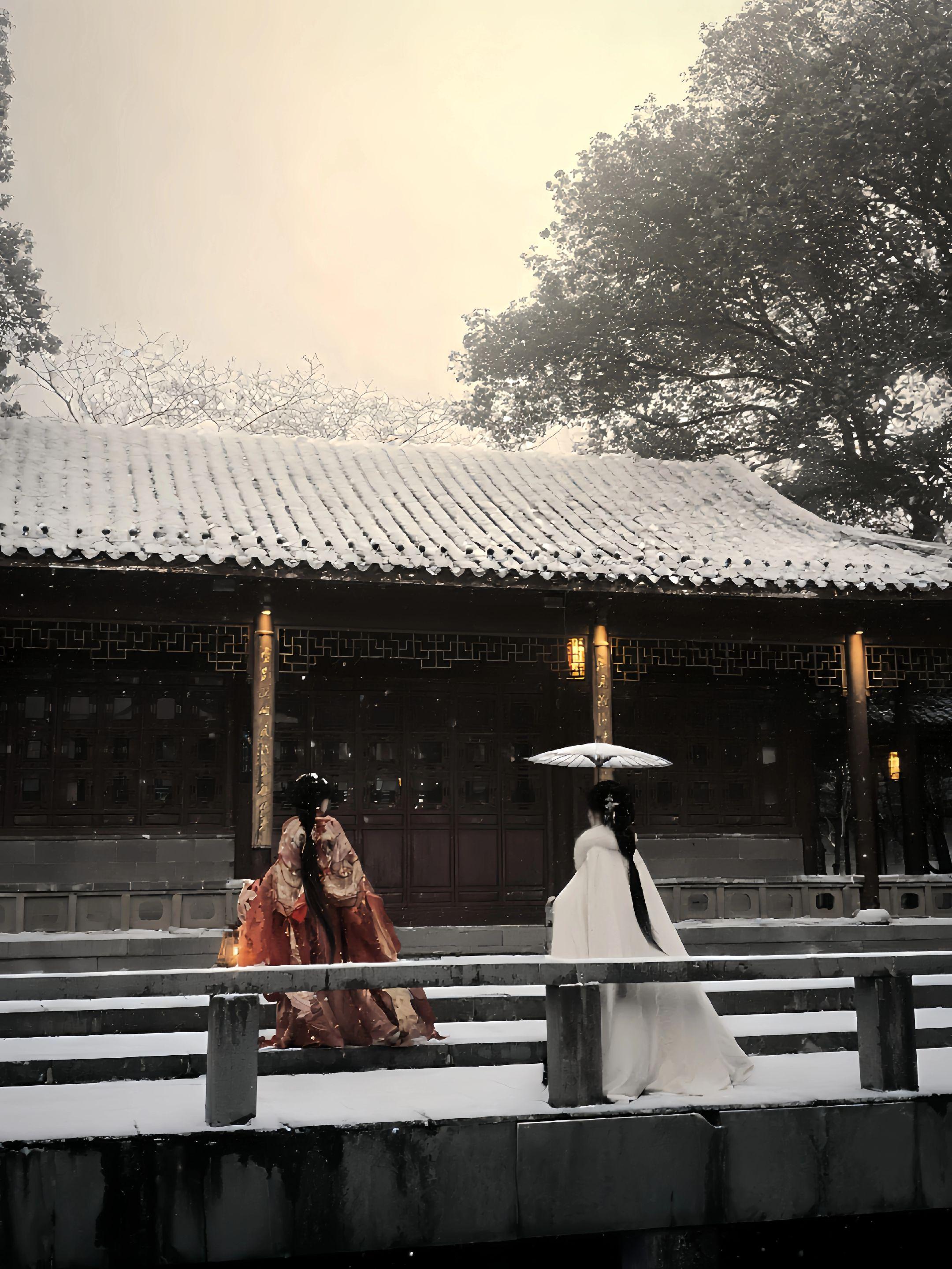 “我笑青山依旧风雨捉不透”