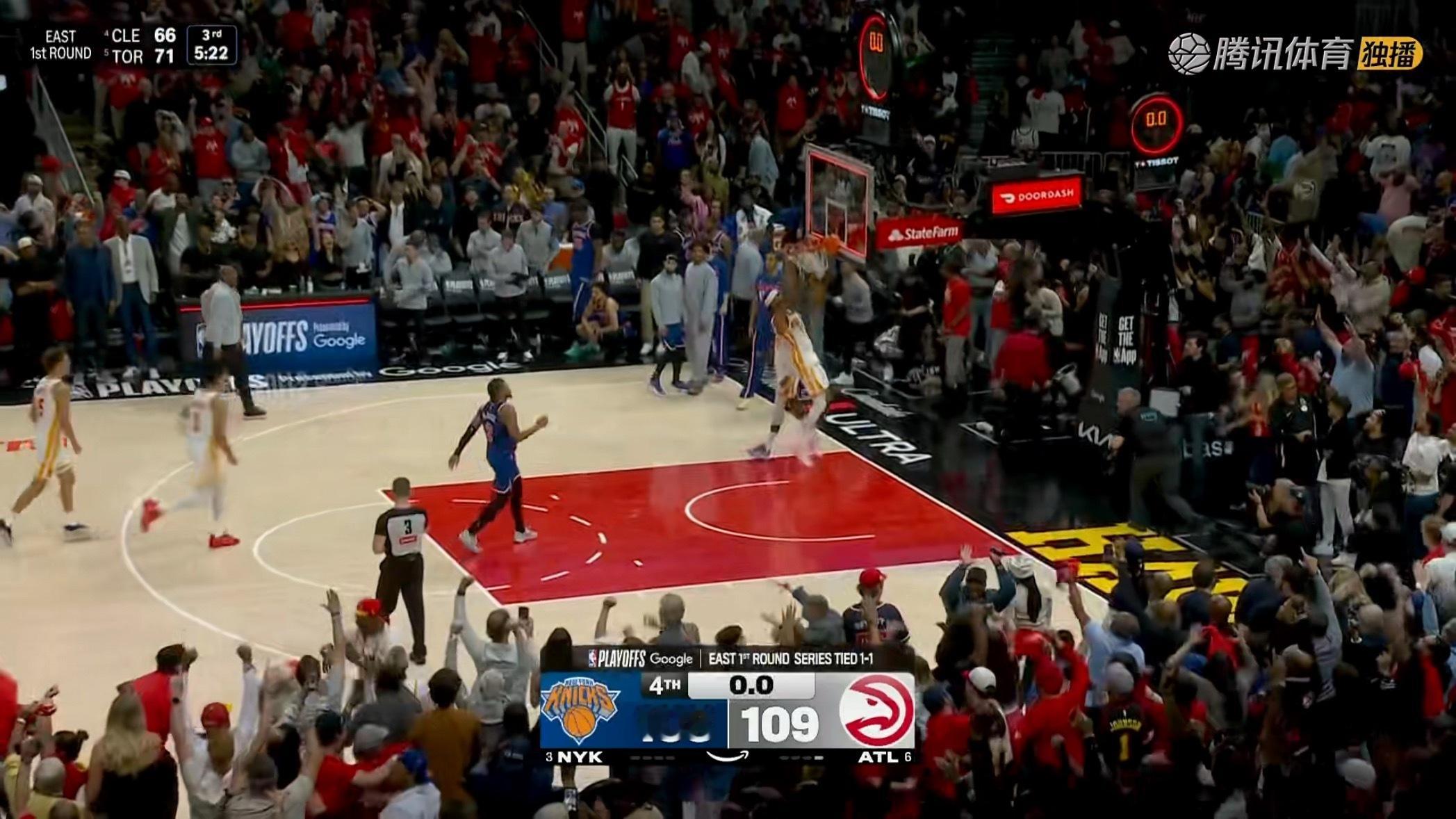 老鹰在主场险胜尼克斯，季后赛2:1领先。老鹰vs尼克斯