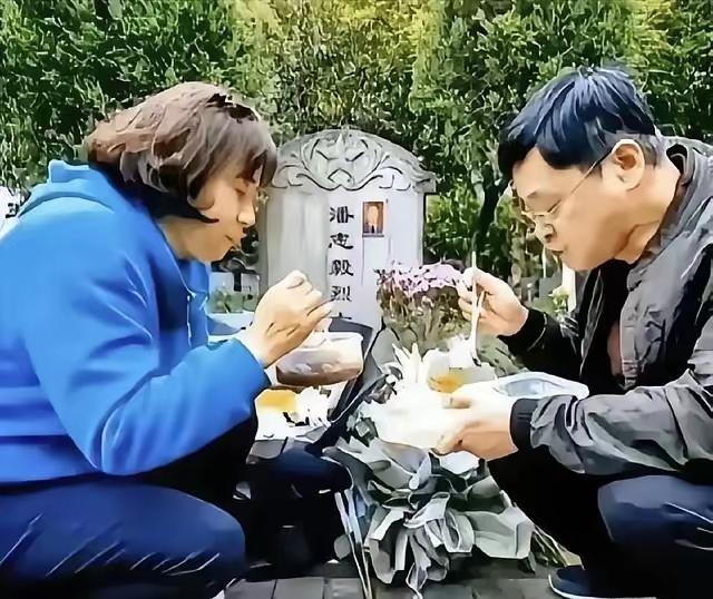 两位老人为了不让烈士儿子孤独，每逢佳节都打饭菜到墓前与儿子同吃，可怜天下父母心！