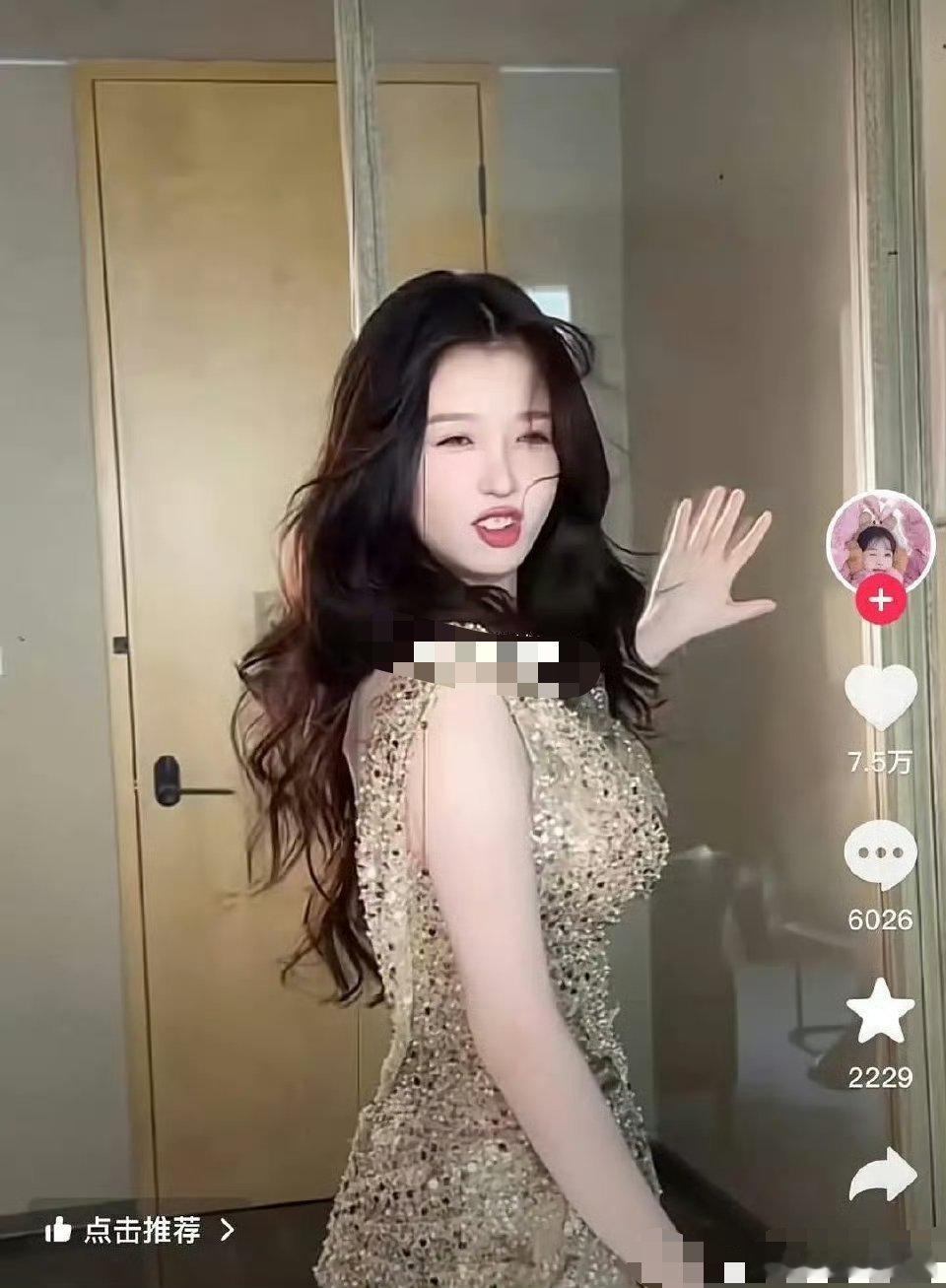 ！？虞书欣的面部表情管理就这么下线了？！而且这个礼服看起来怎么这么臃肿啊？ ​​