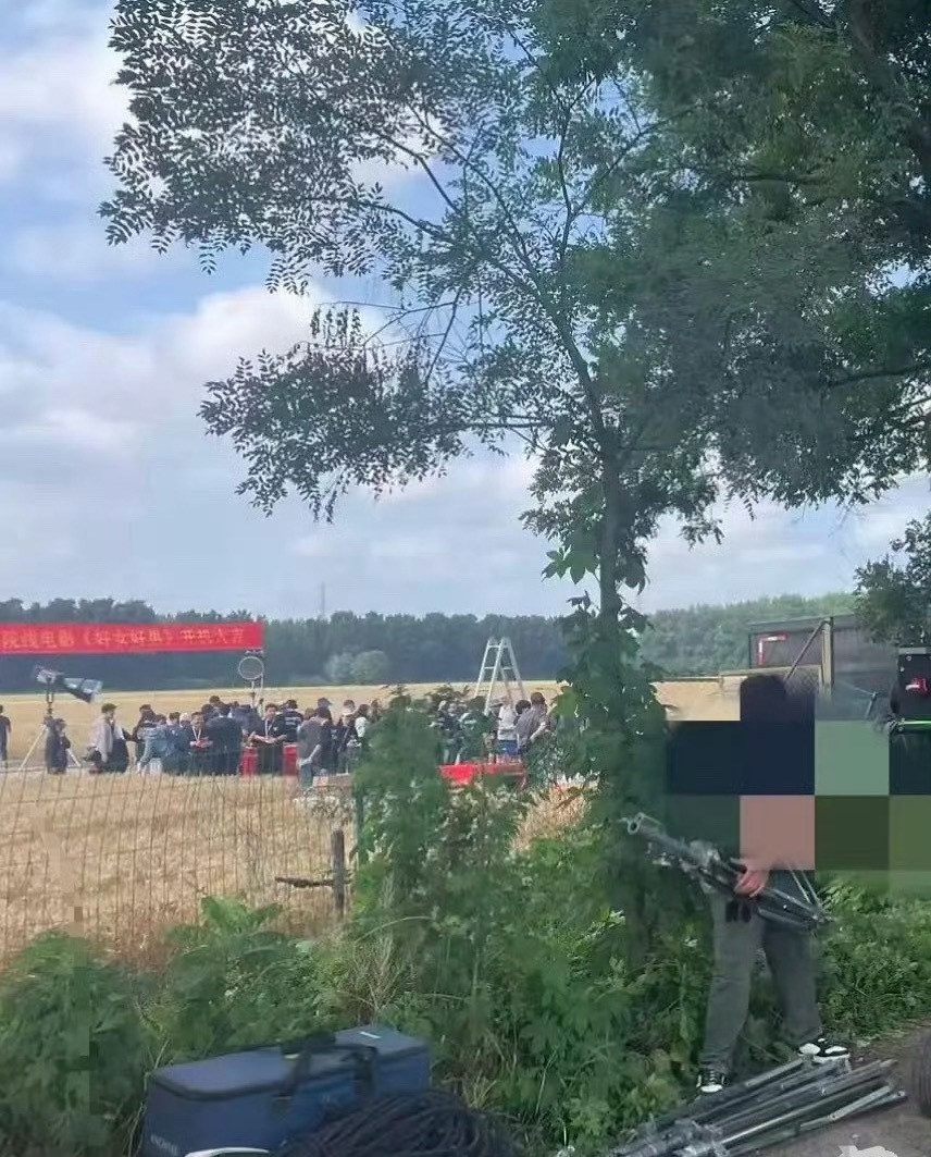 张艺兴进电影的剧组了《好女好男》，他的事业逐步步上正规了吧！ 