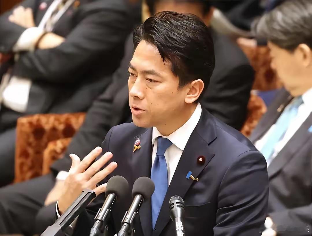 近日日本小泉进次郎在媒体上大放厥词。他公开地指责中国，说中国在20年内国防预算翻