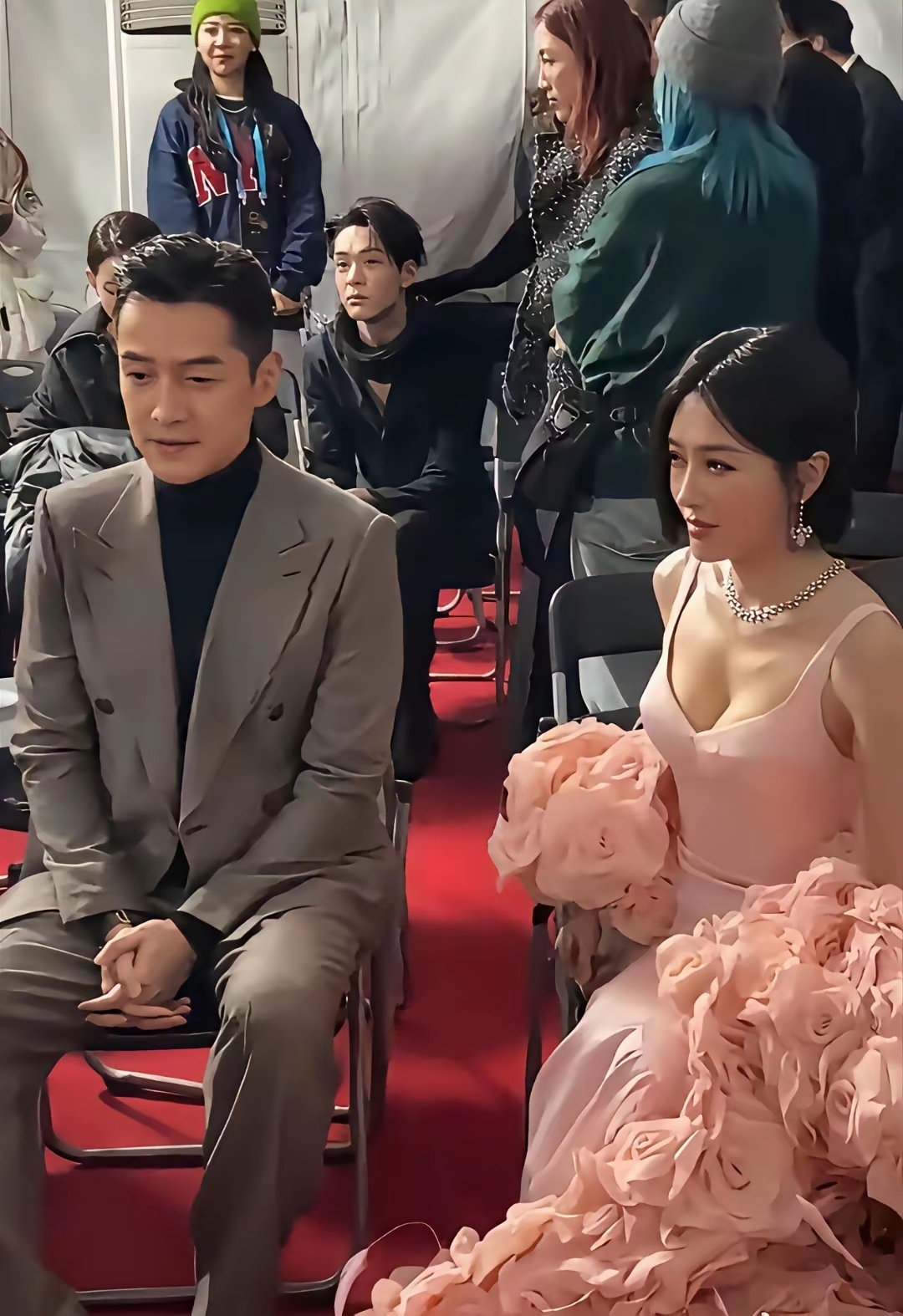 胡歌这样的老干部在秦岚的深V面前如坐针毡。 