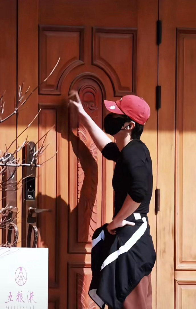 代旭晨跑完被锁家门外风华合伙人 代旭被锁门外的画面，确实太有生活气息了。晨跑完一