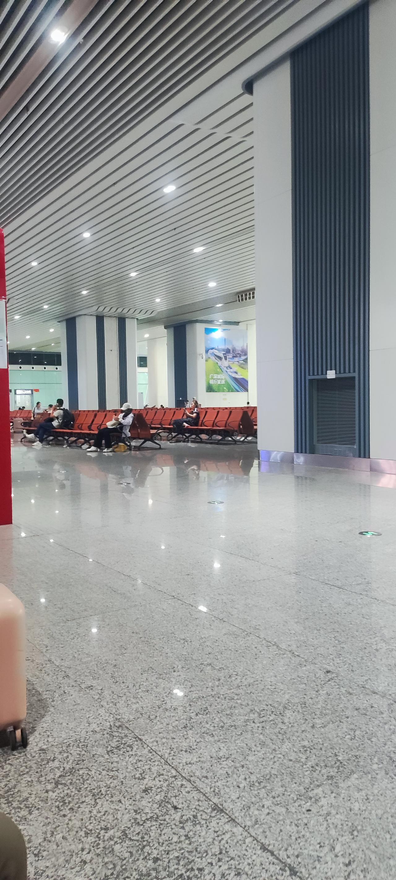 回老家了，东莞南站人少，深圳北站人多。
放暑假了，忙碌了一学期，终于可以放松了。