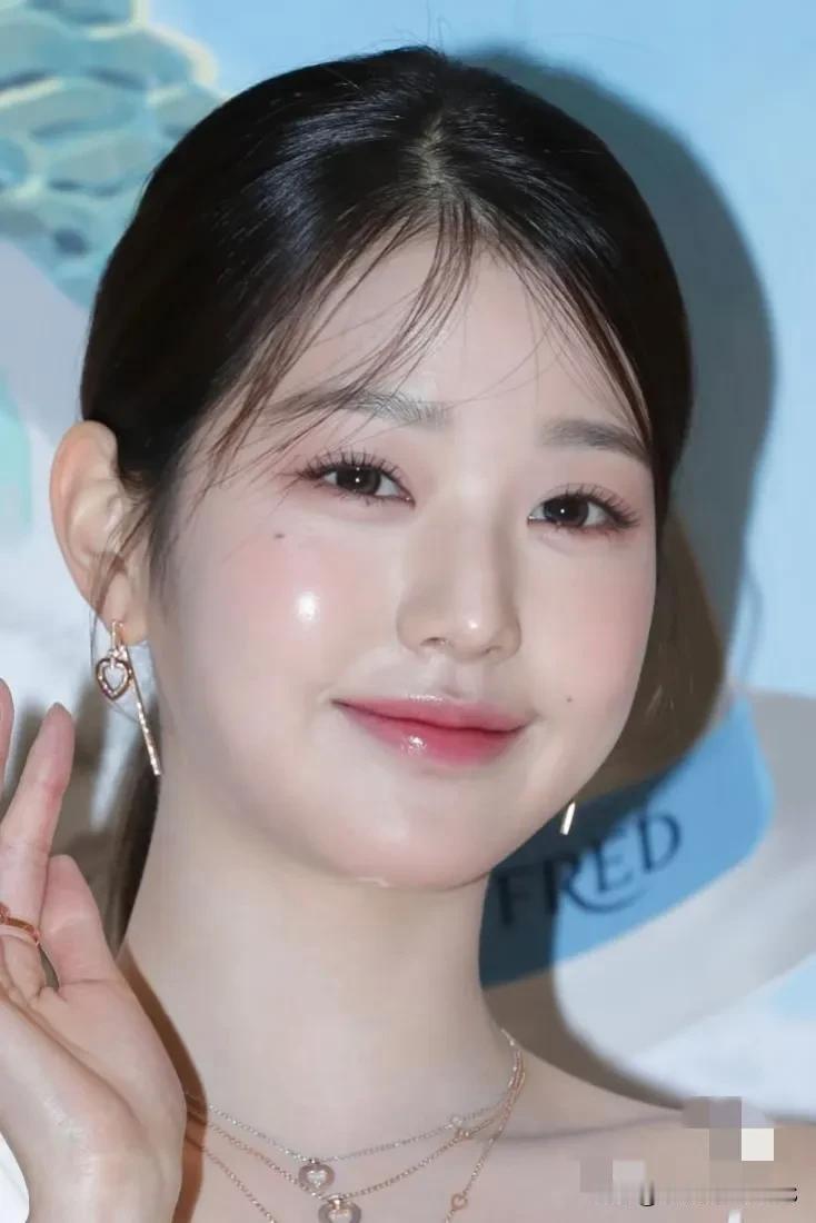 张元英这组生图简直美极了！终于不再涂抹那种夸张的腮红了，向上掀起的刘海看起来十分