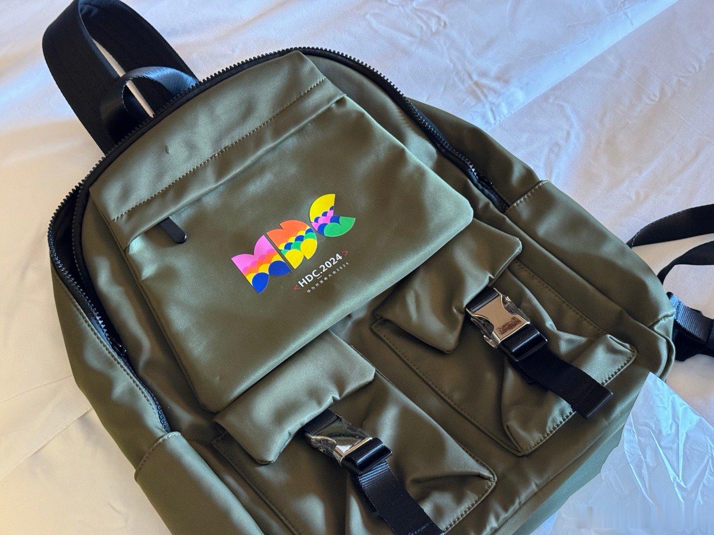 到东莞了，刚签了到，拿到了今年华为开发者大会HDC2024的装备，今年的包挺好看