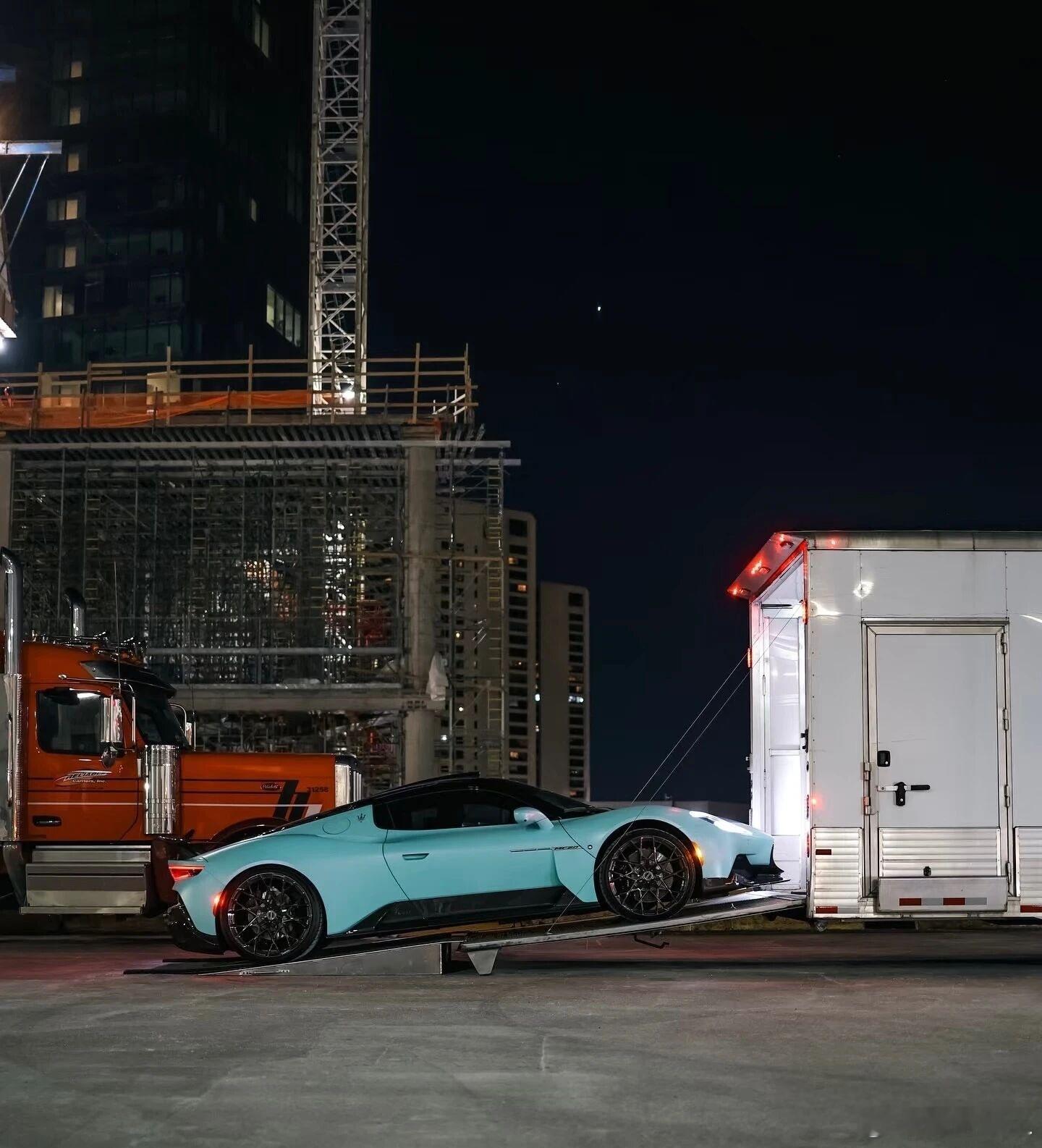 夜色为底，蒂芙尼蓝为笔，玛莎拉蒂mc20 把优雅与锋芒焊在了一起玛莎拉蒂我与汽车