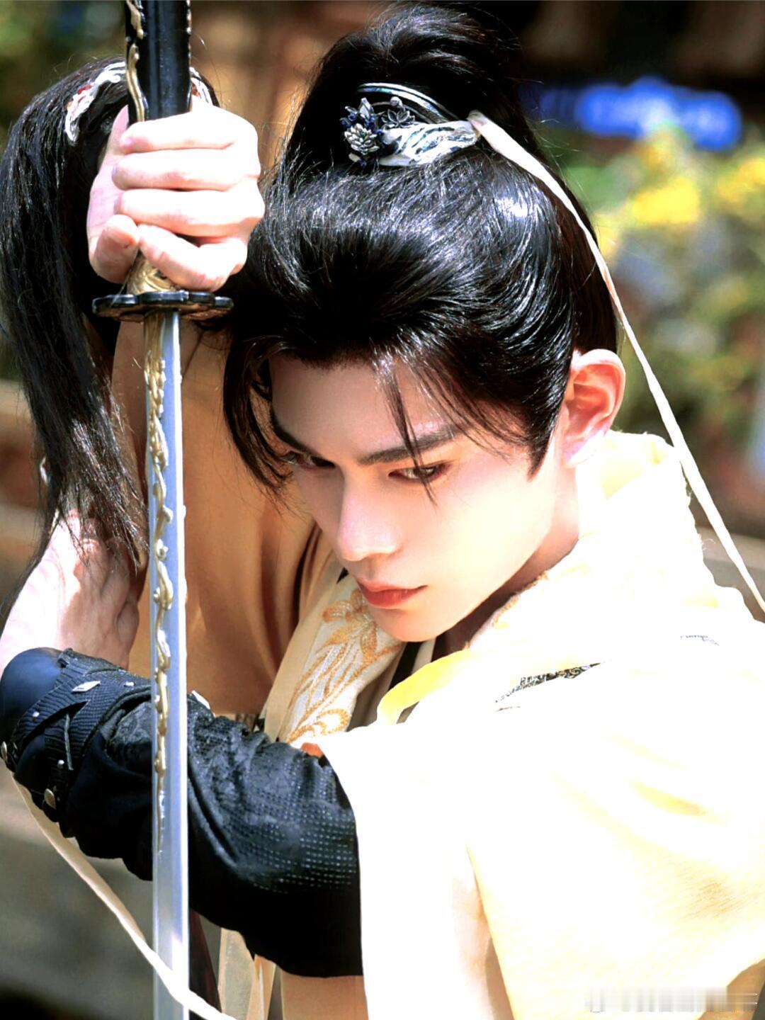 #丁禹兮的勇敢者时刻##丁禹兮[超话]# 哇，这妥妥的氛围感男主啊！也太帅了吧！