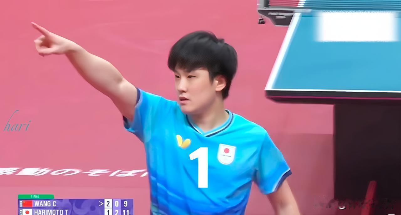 张本智和3‑0战胜王楚钦，拿下这一分后对着镜头比出1、2、3手势，随后挥拳庆祝！