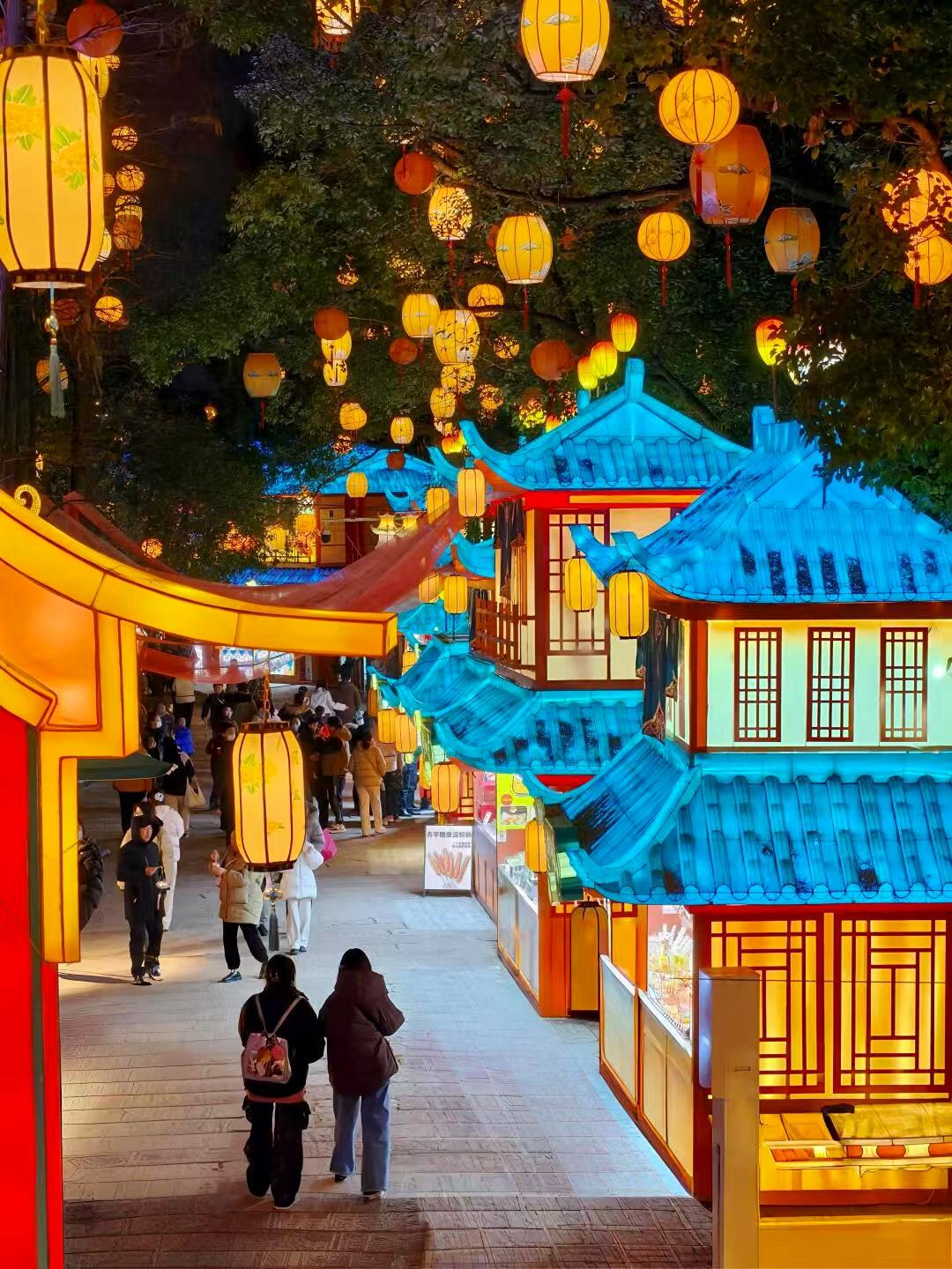 火树银花结九重，灯轮转影接仙踪。鱼龙幻出瑶台月，散作人间万点彤。忽有香风过绣户，