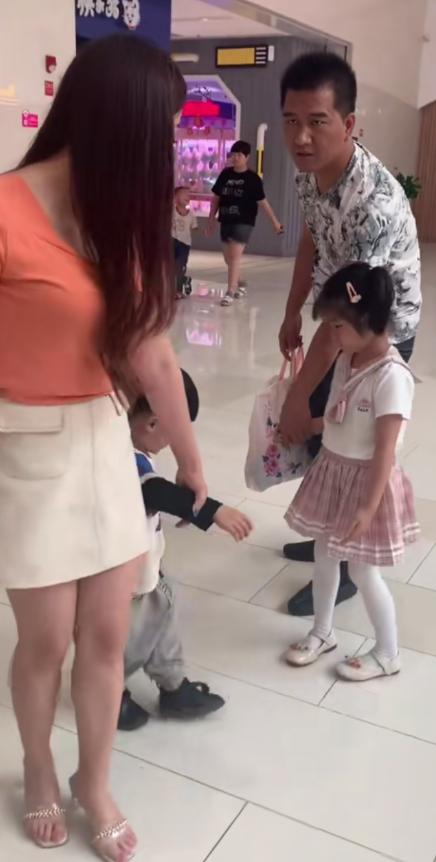 泪酸！先低头不丢人，夫妻离婚一年后，妻子带着儿子，丈夫带着女儿在商场隅遇，姐弟俩